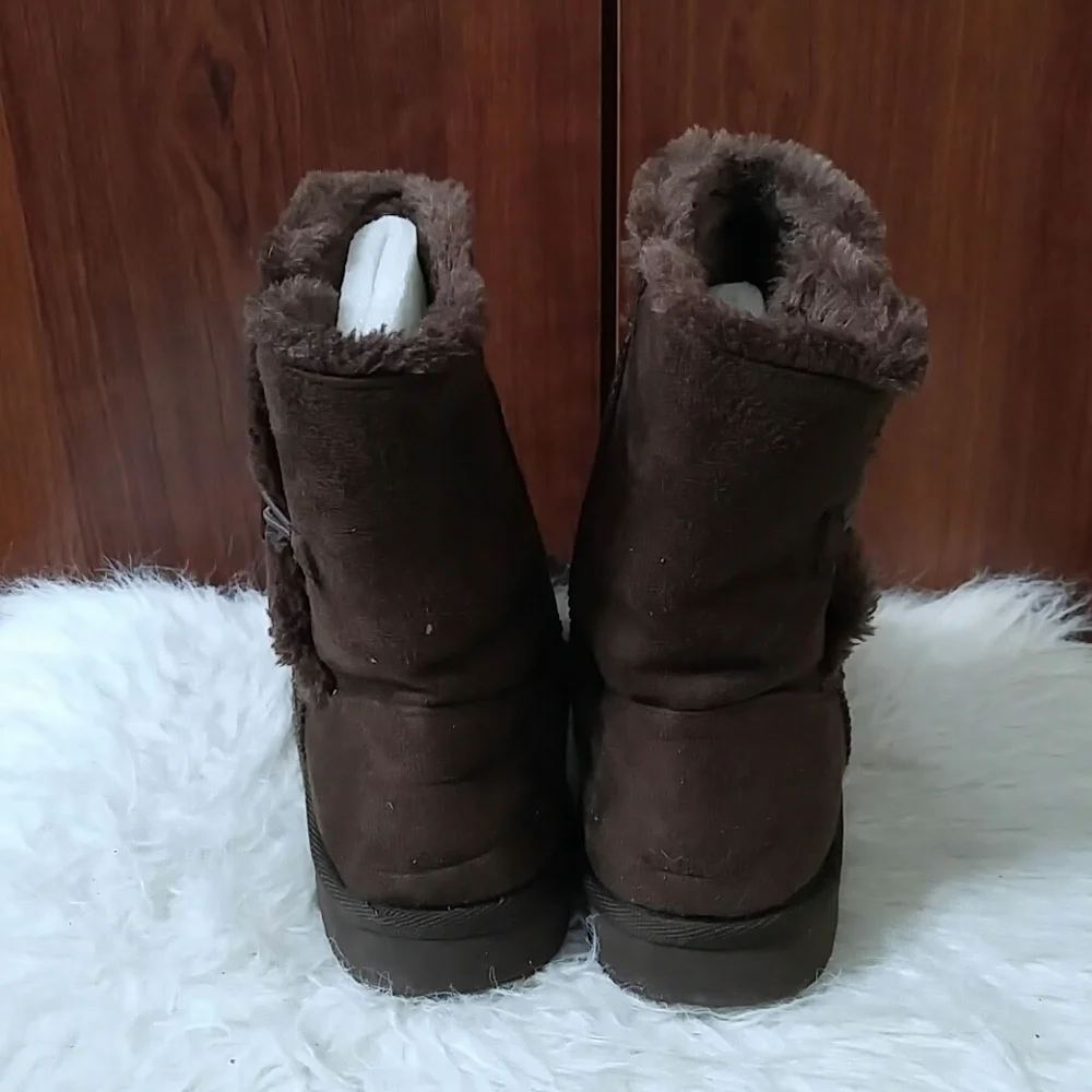 Arizona chocolate toggle short boots size 4M